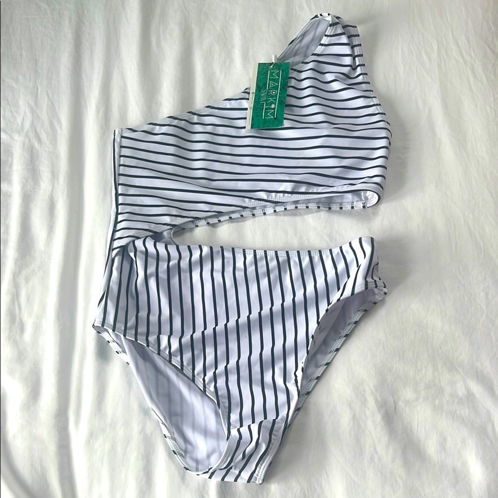 Woman’s one peice stripe bathing suit 🦓🤍🖤